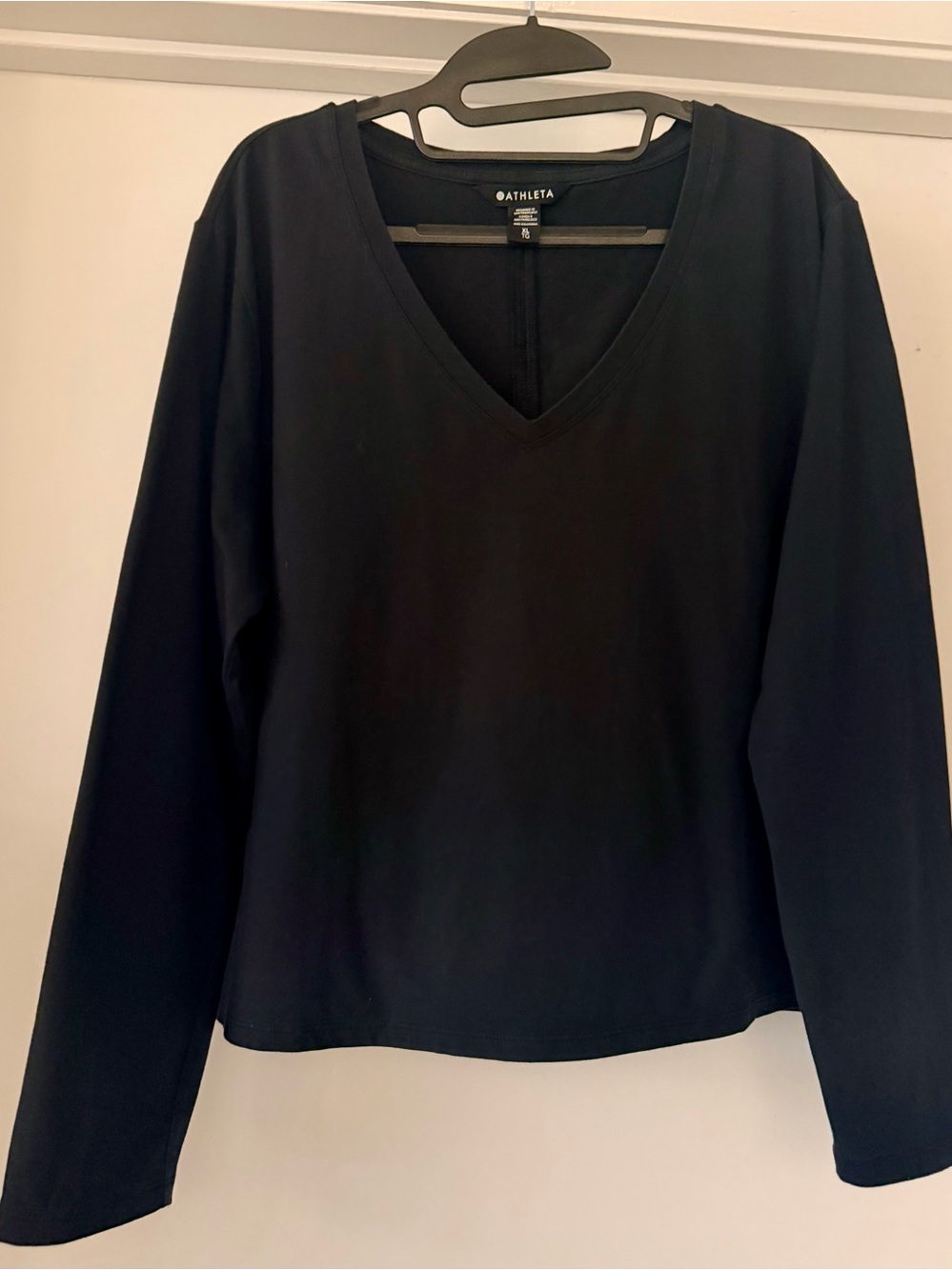 Athleta Women's Organic Cropped Black Long Sleeve V-Neck Top - XL